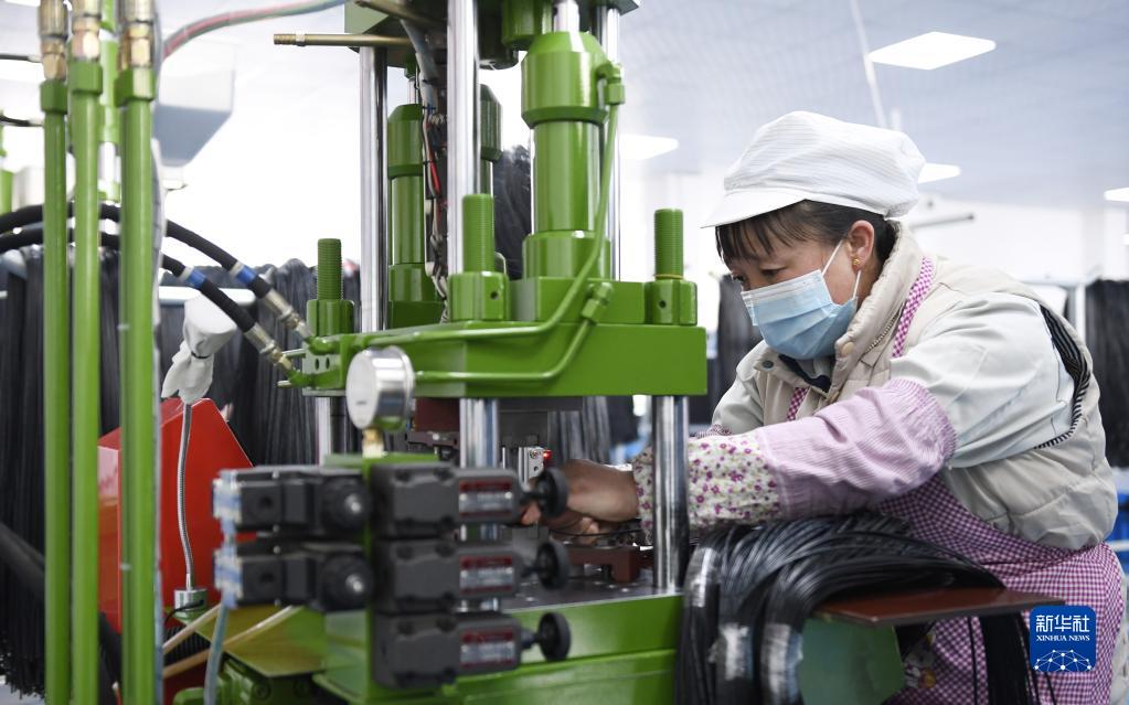 甘肃康乐 乡村就业工厂节后开工忙，服装鞋帽产销两旺